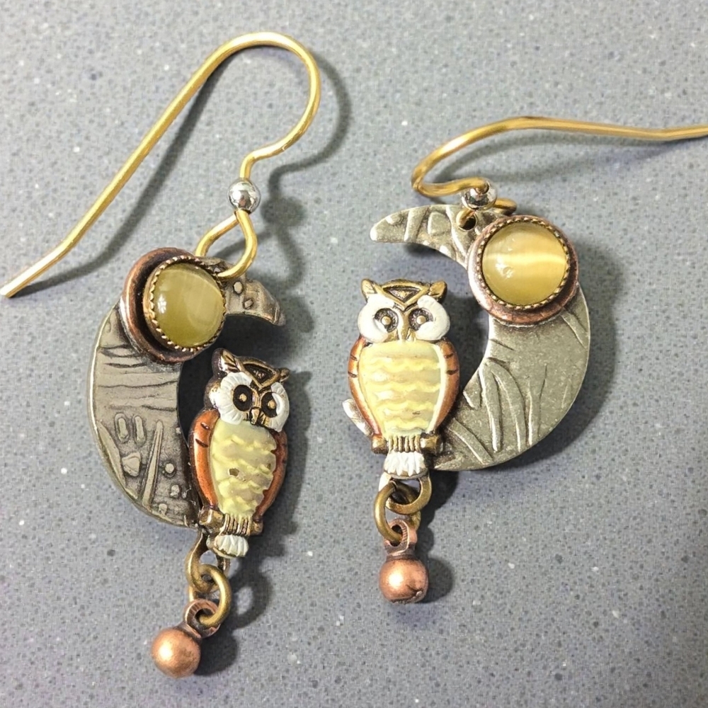 SILVER FOREST OWL ON CRESCENT MOON EARRING - Picture 6 of 16